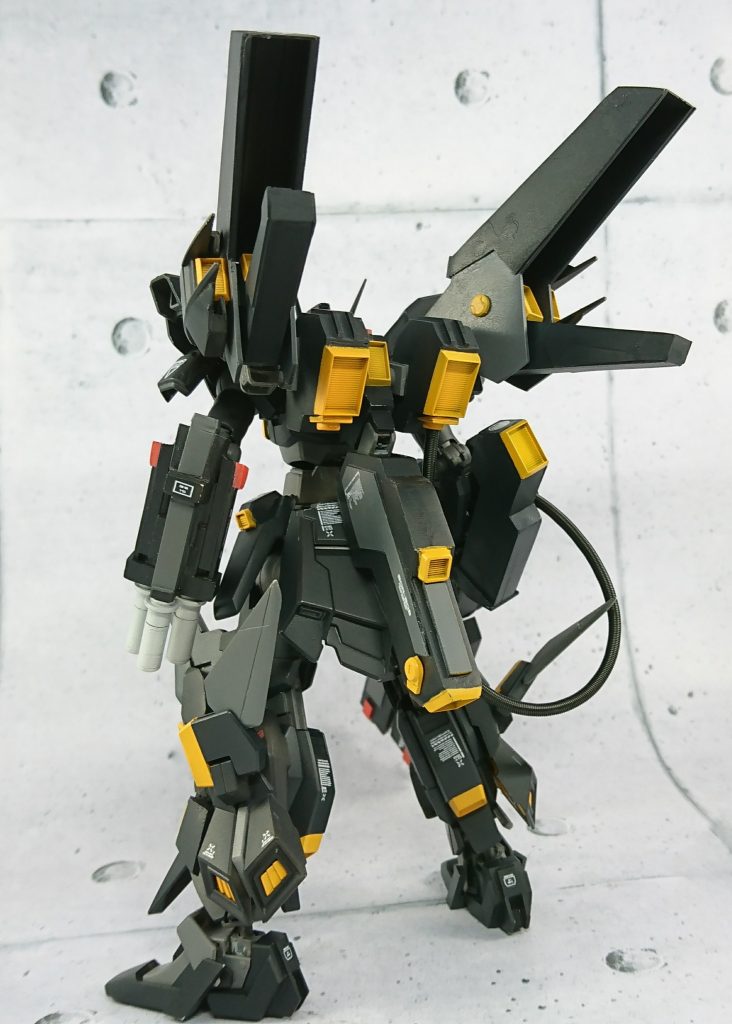 背部はウイングブースターを装備。ウイングは取り外し可能で陸専用にすることも可能。背部パーツから武器にケーブルを繋いでいます。