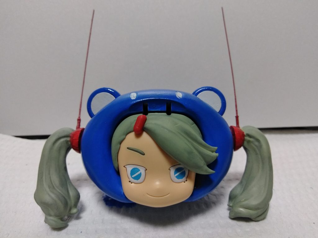 分け目につけてある髪飾りはHGゴッグのランナーを整形し、無塗装で使用。