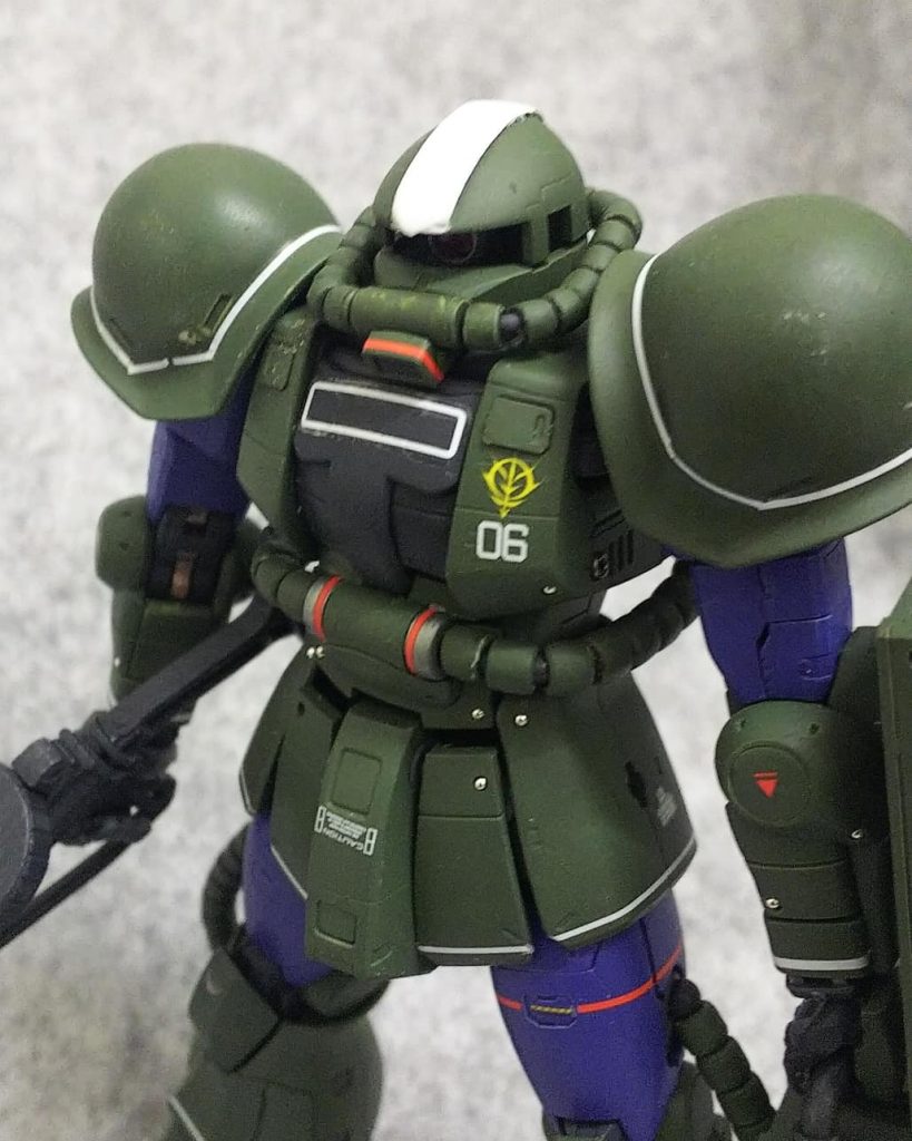 両肩はジャンクの旧ザクから拝借(^^ゞ