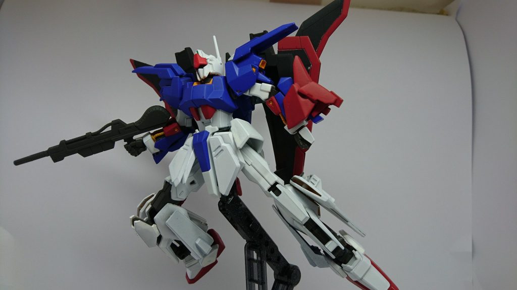 sir-+（サープラス）ヒビキが作った百式ベースのオリジナルガンプラ。名前の意味の通り、余っていたガンプラのパーツで製作した機体だが愛情の込められて作った機体は安定した力を発揮する。