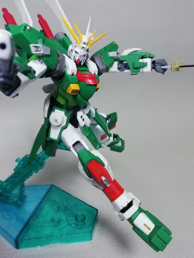 ビームソード2本に加え、先述の2丁拳銃と日本刀(実体剣)も用意。状況によって使い分けます。2017年初からショートパスに泥濘していたスタイルを、2018年中盤から「戦局に応じてスタイルを少し柔軟に」するFC岐阜をイメージしました。