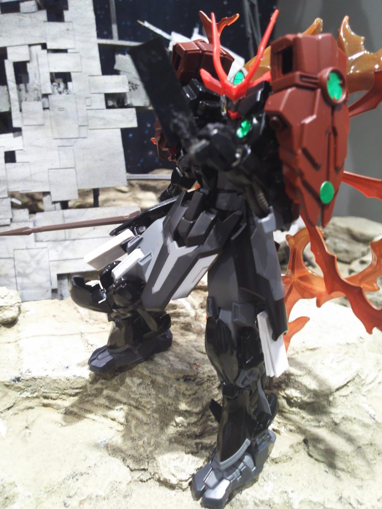 基本武装は格闘戦メインなのでトツガノツルギがメインです
サイドアーマーに陰陽師ということで零札をイメージしてファンネルをつけてます