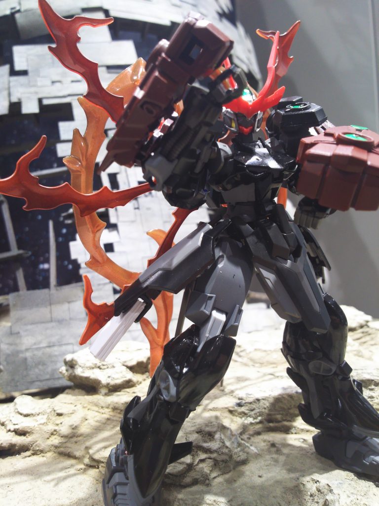 戦国アストレイの肩アーマーをナックル武装として使うこともあります