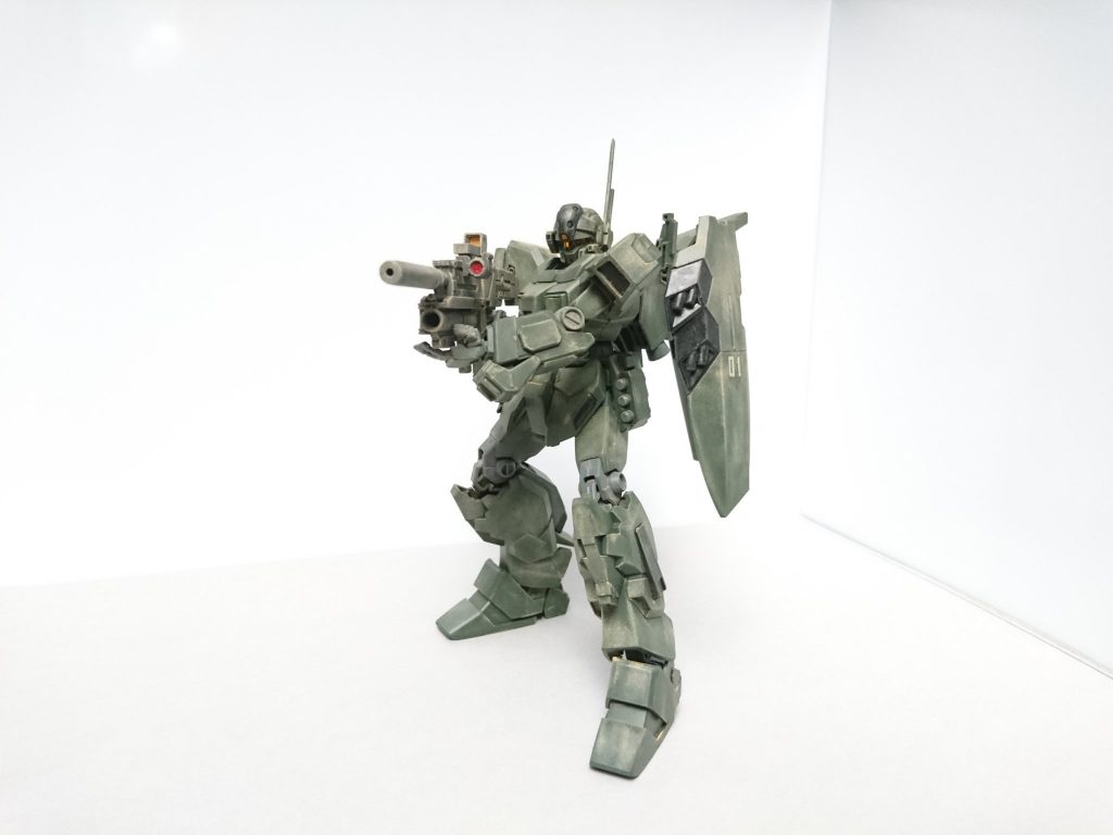 ビームライフルは純正のものをカスタムしたものでありグレネードランチャーと射撃補助するためのセンサーが取り付けてある。そのセンサーのおかげで精密性と射程距離が向上した。