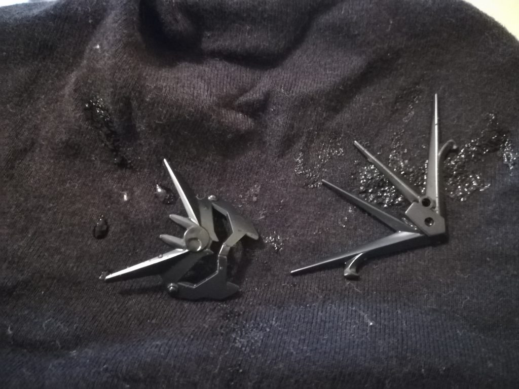 ハセガワのメッキ剥がしに3日3晩浸けた結果、こんな感じになりました。
初めて剥がしたので途中は中々面白かったです。
この上にシタデルシルバーで塗装してレッドクリアーとかを塗りました。