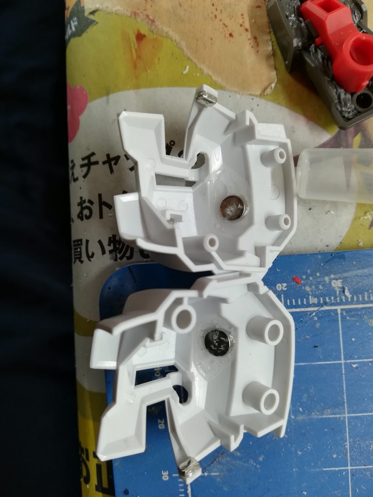 頭の中のネオジム
猫耳はスチールシートで磁力が弱いので5mmの強めのネオジムを入れてあります。