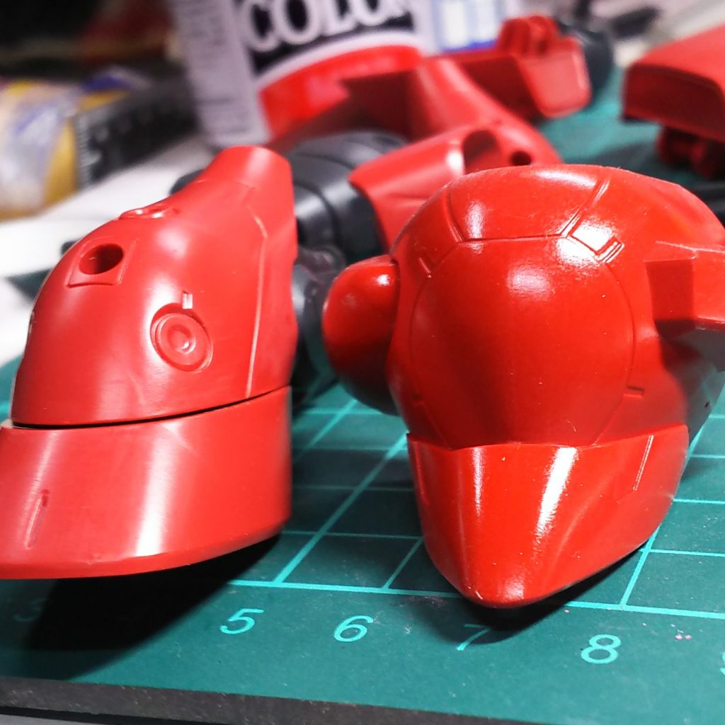 今回は、成型色に直接クリアレッドやパールコートを塗装した後にフラットコートをしてみました。…イマイチでした