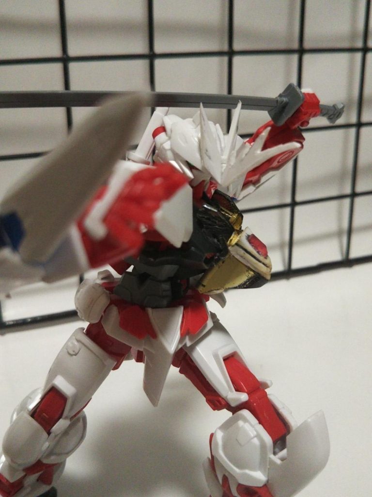 角はアストレイカスタムキットのビーム的なエフェクトのやつを切って、プラ板で成形した角をくっつけました。