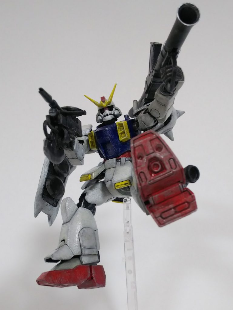 腰下にポリキャップ穴を付けたのでスタンドに対応してます。