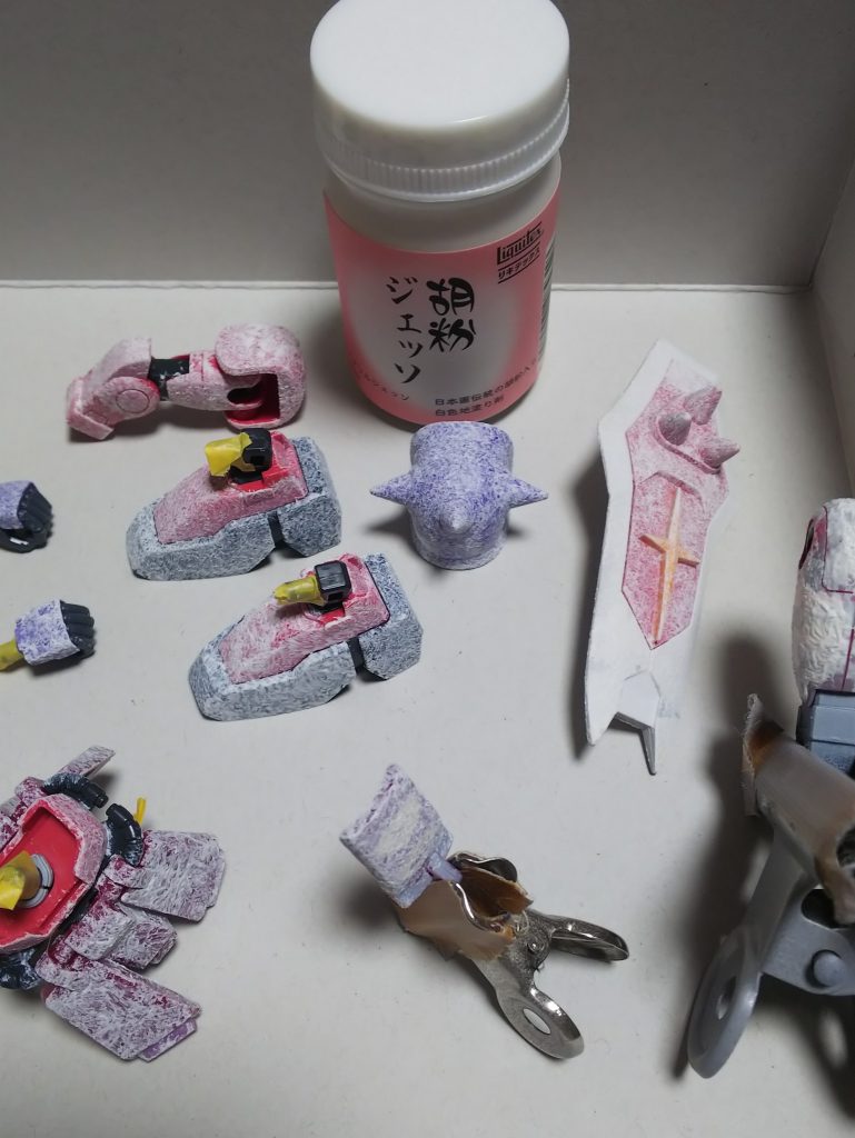 胡粉ジェッソでボコボコした表面に。