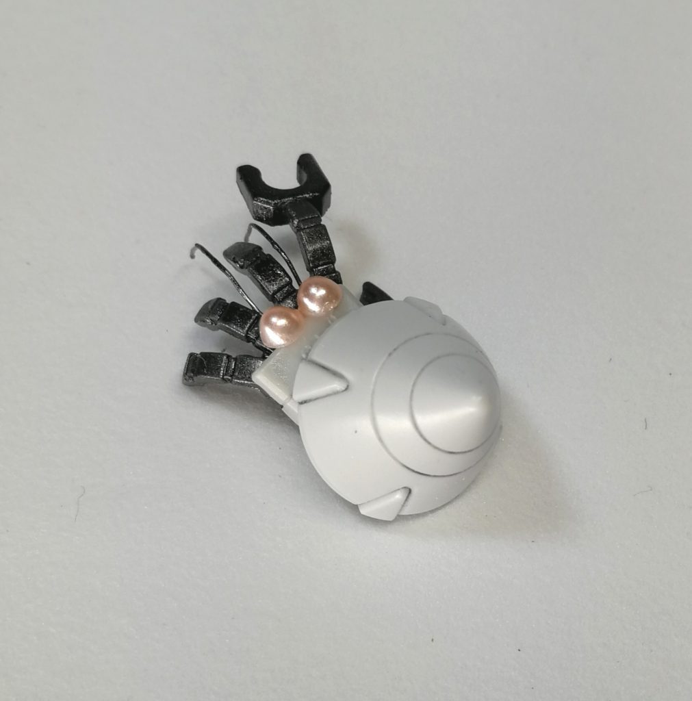 俯瞰視点。
材料はGN-X3のGNドライヴ。RGエクシアの開き拳。ネイルアートの真珠みたいなやつ。0.3mmアルミ線です。