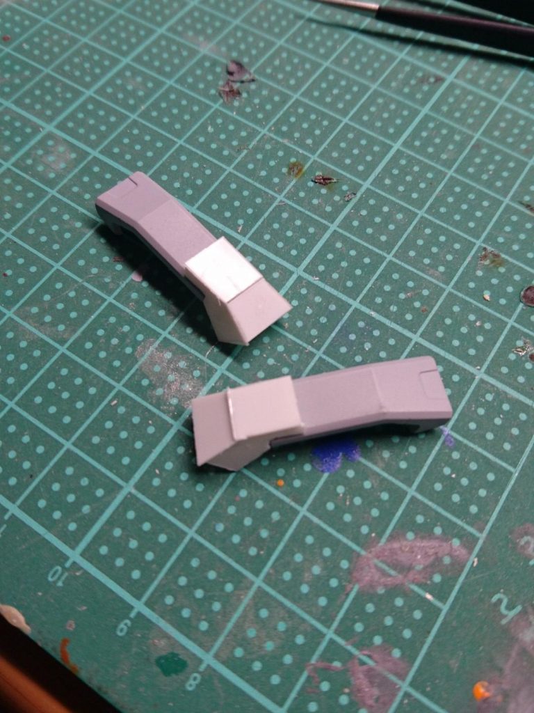 プラ板で、腕の形状変更。