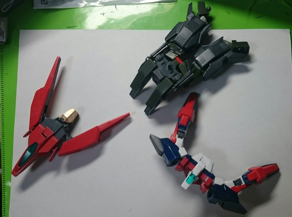 ・トライマシン形態
頭部とバックパックを構成する「ドラゴトライオン」。
胸部と両腕を構成する「ライガトライオン」。
下半身を構成する「ポセイトライオン」。
この三機が合体する事で、トライオンΣは完成する。