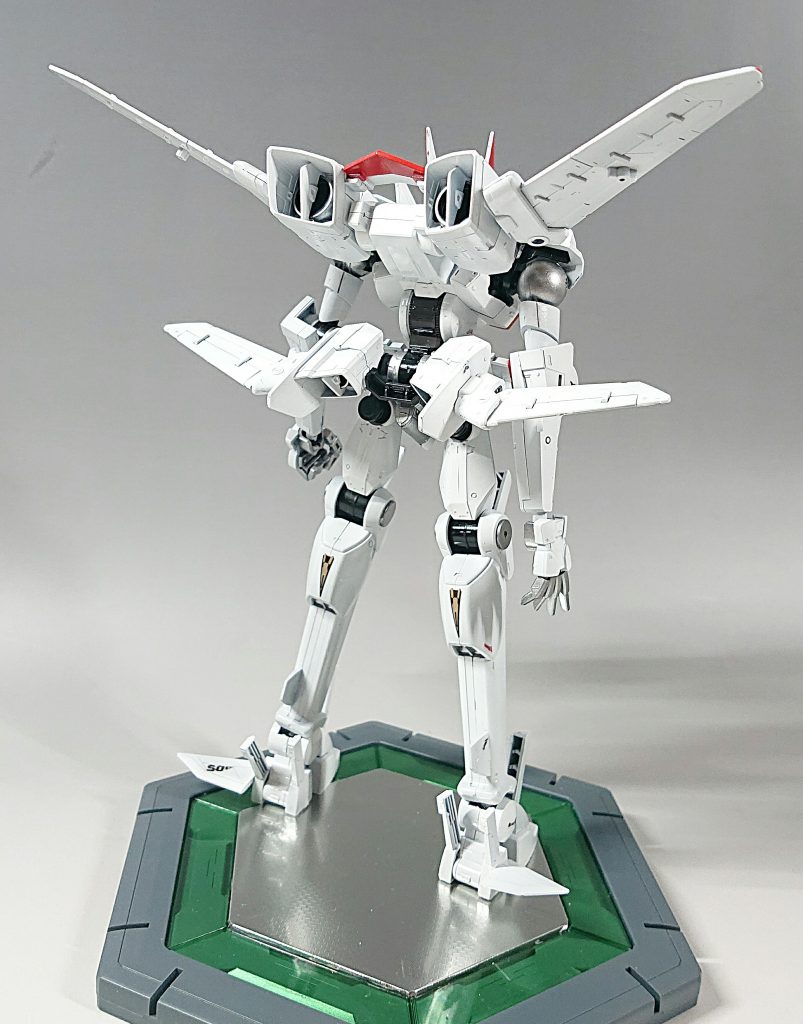 オバフラは1/100キット自体が優秀でカッコいいのでほとんど加工していませんが、足首が変形時に尾翼になるように翼を追加したくらいです。