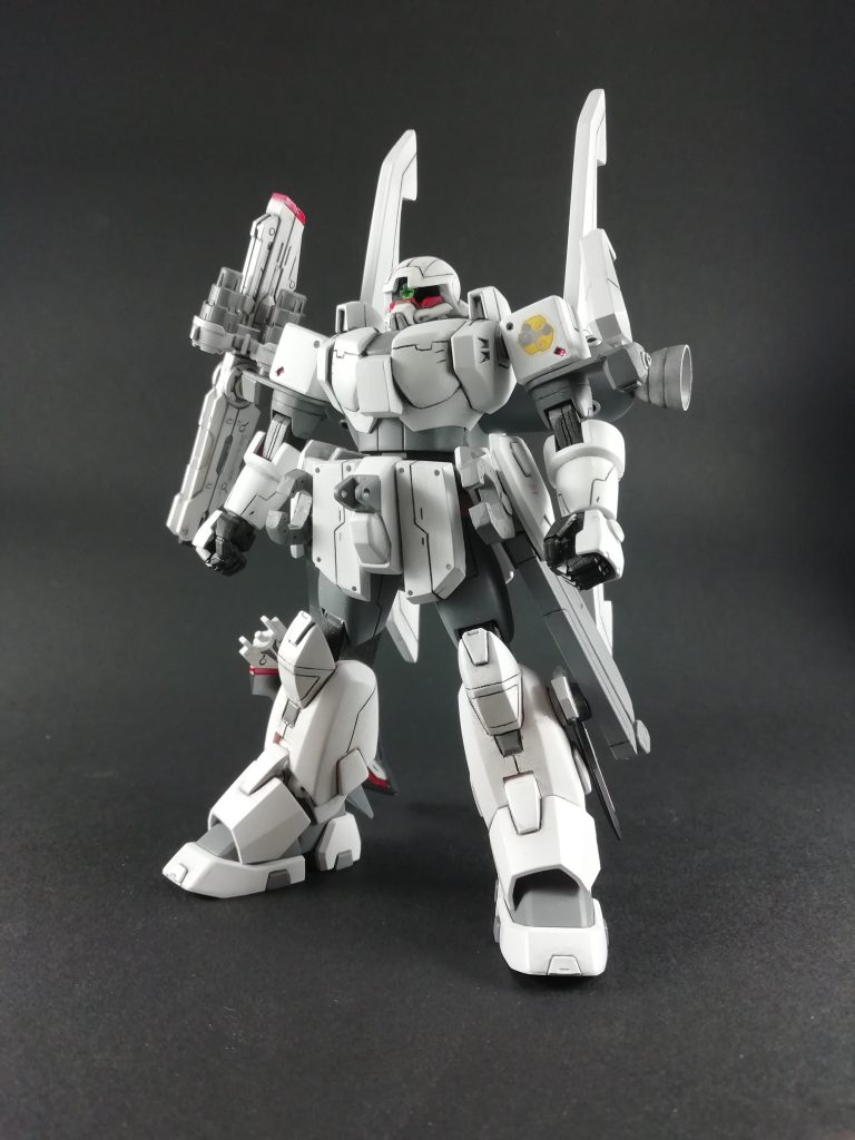 前面。
各部に工具を身に付け、両腰には位置固定用のクレーンアームも装備。
また視認性をあげる為、機体色は白がメイン。