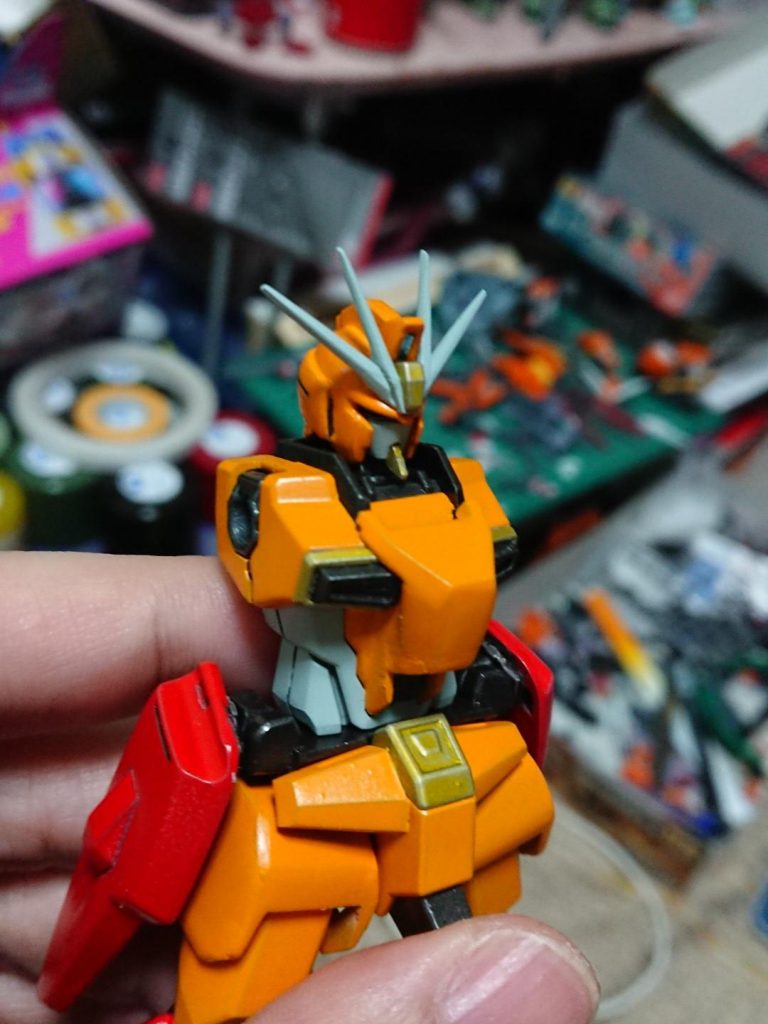 塗装中。
頭部はインパルスを削り込み、頭頂カメラの上部と顎をプラ板で延長するなどしてガイアに近づけています。

…お気付きの方もいるでしょうが、延長した顎が折れて紛失しました…