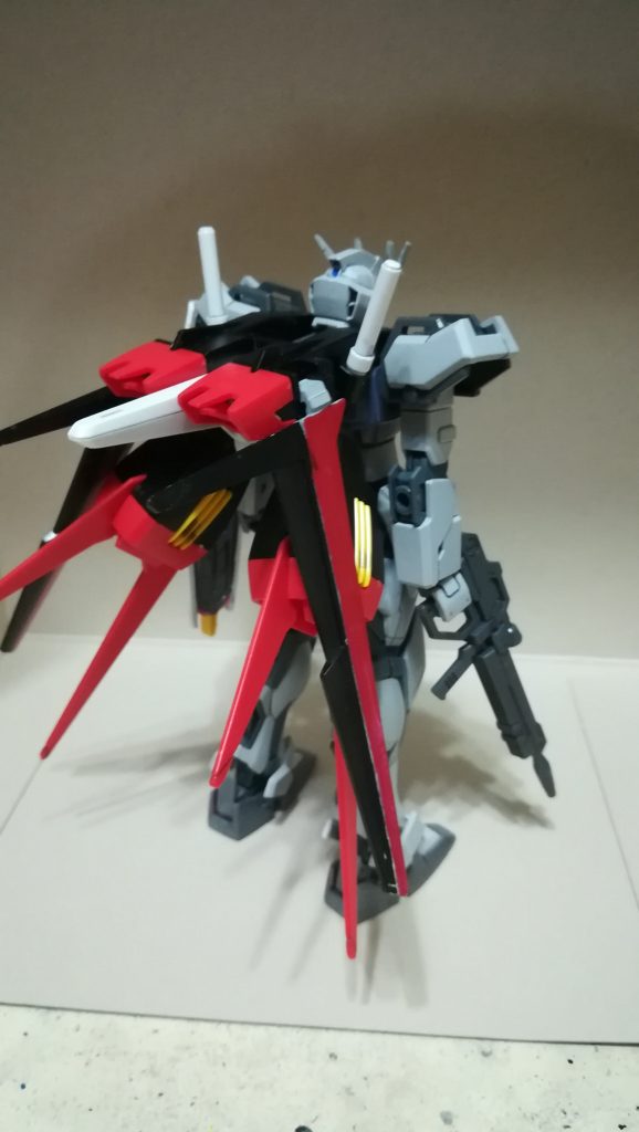 背面のエールストライカーとシールドは
無論塗装。翼の色不足部分の
サーフェイサーを生かして可動域らしく。