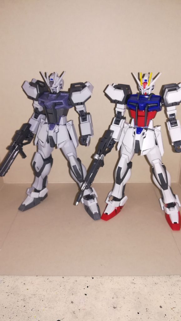 ちょい足し塗装を施したHGCEストライクと。
この起伏もまた良き良き。