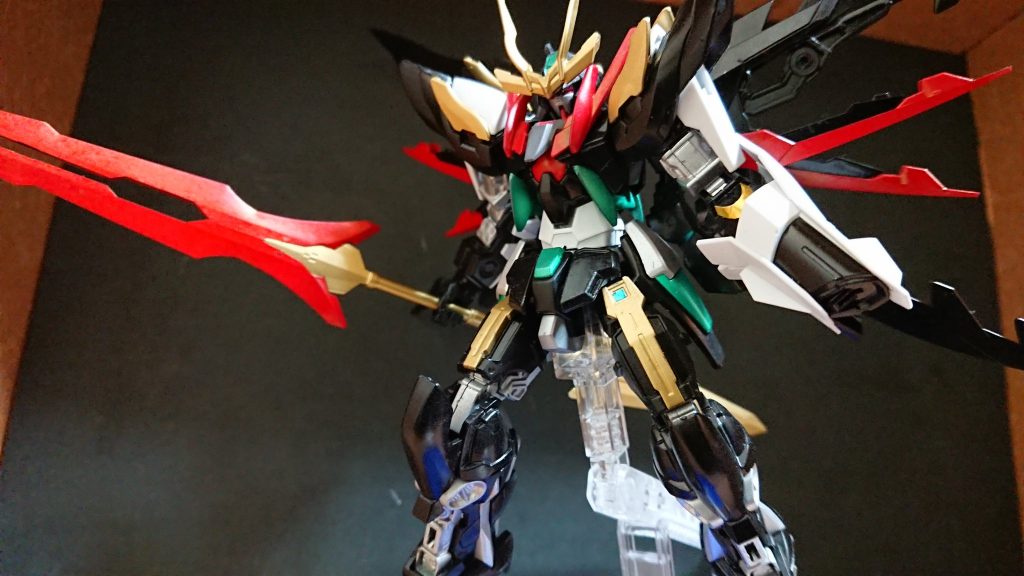 メイン武装「ディスキャリバー」
右手に構えている槍の名称。実体剣だが、ビームを切り裂く事が可能。