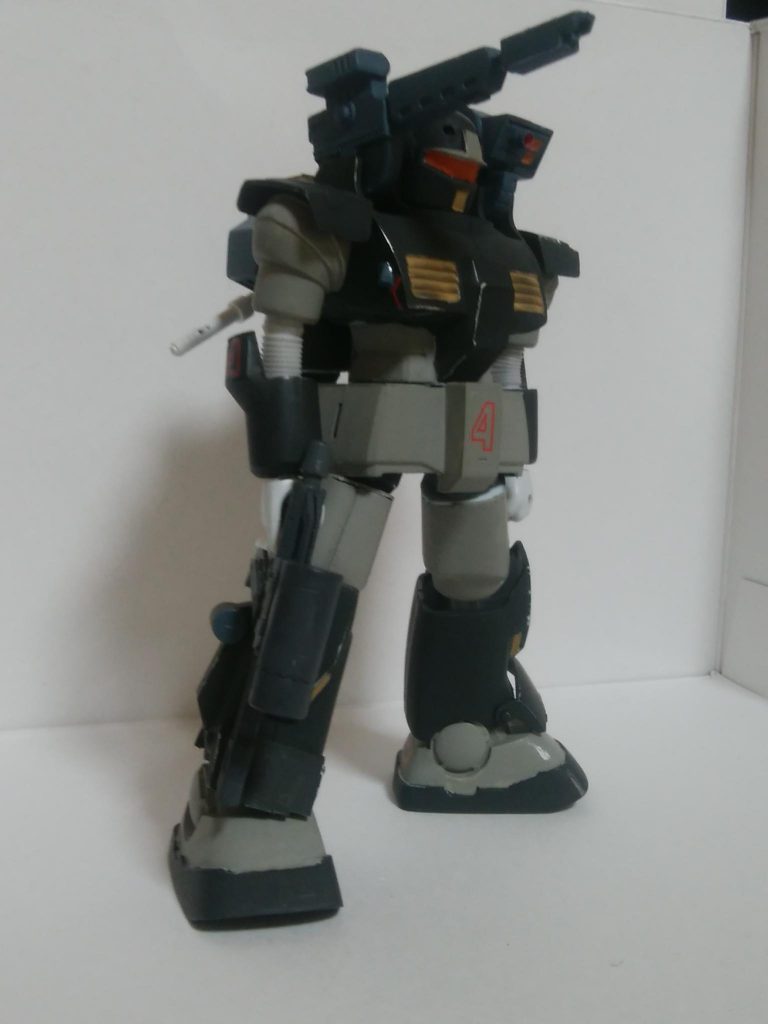 フロントショット
胴体はジムキャノンの腹部に交換し、延長。脚部はロール軸を追加したりしています。