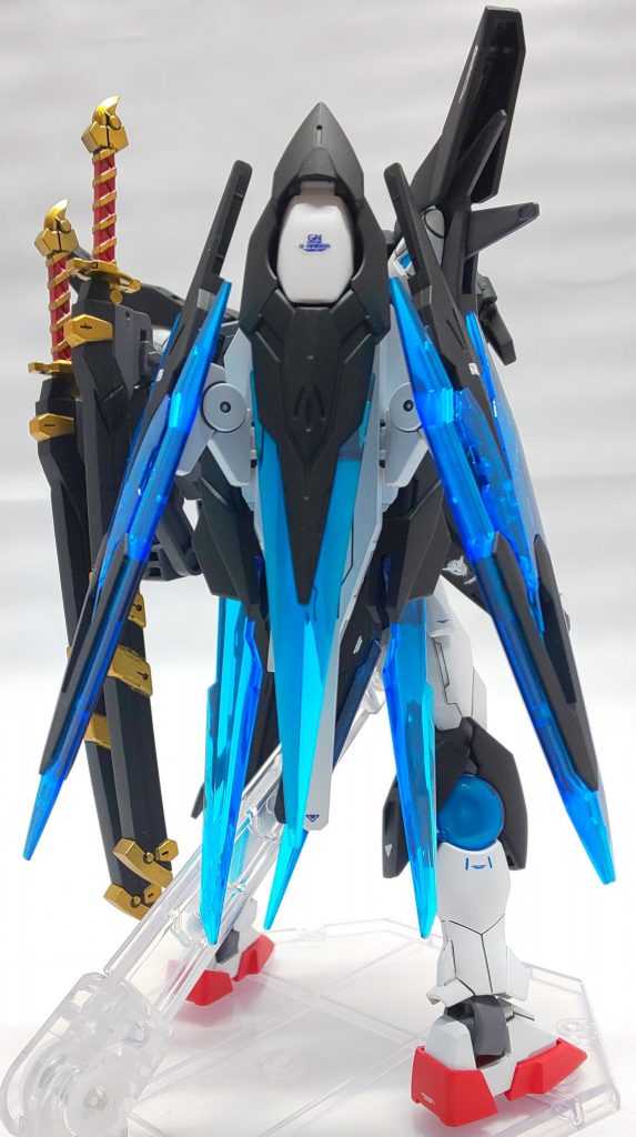 背面右側に装備されたGNスラスターバインダー。ここに設置されているGNドライヴは、通常時の本体稼働動力として使用されています。(両肩のGNドライヴはトランザム使用時のみ駆動)
強力なスラスターとしての役割を果たす部分にして、分離可能なGNソードビットを4本装備していますが、グラハムはほとんど使用していません。
彼の戦闘スタイルは、皆さんご周知の通りですので。
一応、GNフィールド発生機関としての役割もあるので、ここは結構重要な部分だったりします。