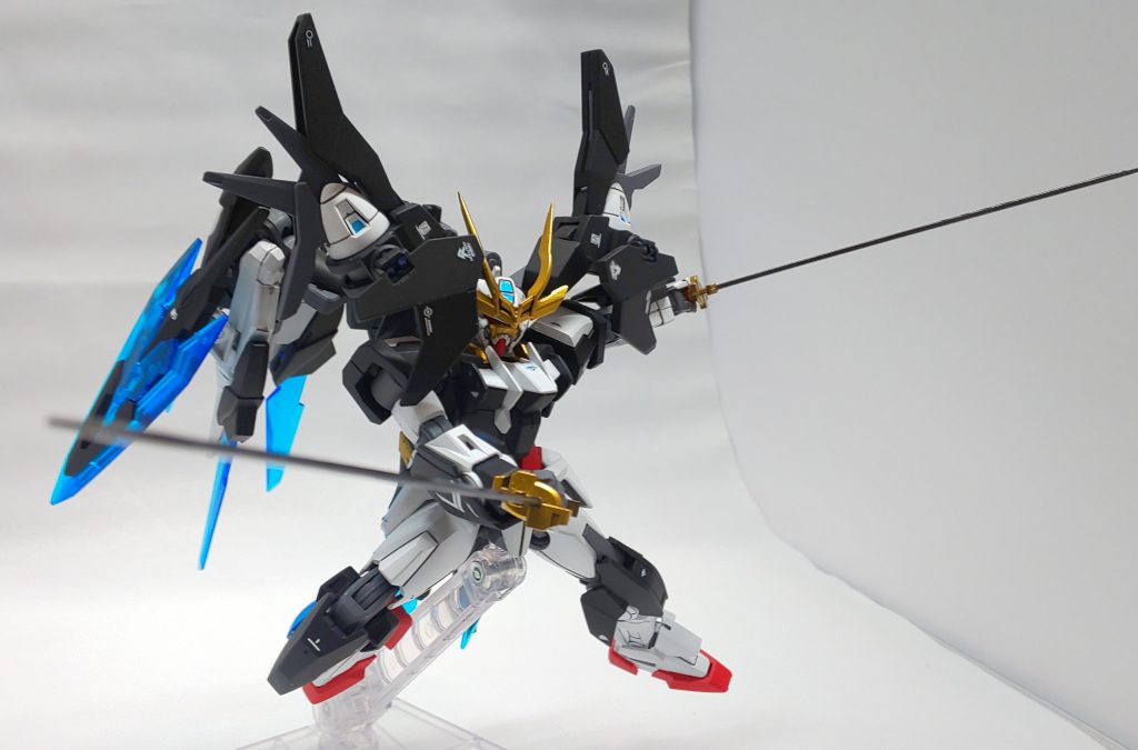 乱戦時や、真剣勝負を挑むときは、ローダンセとの二刀流です。
スサノオやマスラオで、当時ツインドライヴのダブルオーガンダムと互角以上に渡り合ったということもあり、グラハム専用にチューンナップされたガンダムが相手となると、並のパイロットで太刀打ち出来るわけもなく。
二刀流となったグラハムガンダムは、かの有名な某オンライン世界の黒の剣士のように、射撃武器も剣劇も二本の刀で華麗に受け流します。