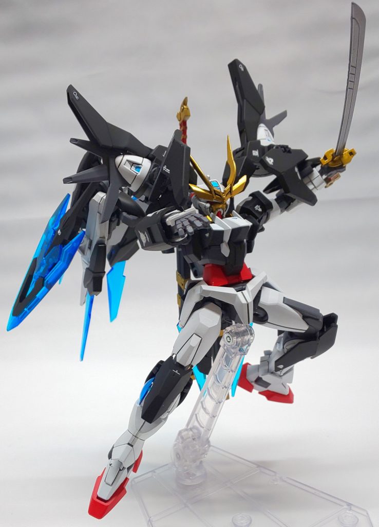 通常、戦闘時には刹那1本で対することが多いグラハム。利き腕は左なので、シールドとしても機能するGNスラスターバインダーをフレキシブルに活用して攻防を繰り広げることになります。(シールドあまり使いませんが)
刀一本とはいえ、優れたパイロットであるグラハムの技量は他を圧倒しており、某セントラルにおわす大総統閣下さながらの戦いぶりを見せます。