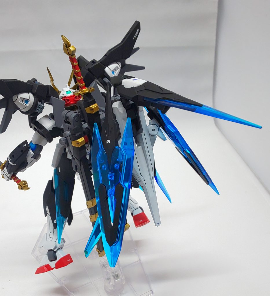 GNスラスターバインダーは、背面中央へ移動させ、各部を展開することにより高速移動モードへと移行します。
グラハムは、GNバインダーを主に推進装置として運用していて、GN粒子を多大に消費することがない実体剣を主装備として使用することで、粒子の消費を最小限にとどめるという卓越した操縦センスで戦場を駆け巡ります。
この状態での移動速度は極めて速く、通常の3倍の機動性を発揮することが可能となっています。