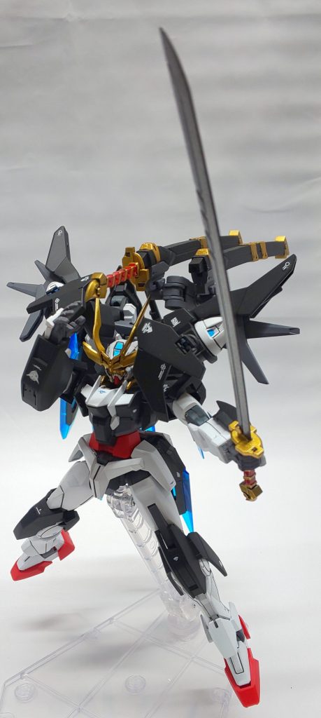 抜刀時は、画像の様にサブアームが前方にせり出すので、無理なく柄を握ることが出来ます。