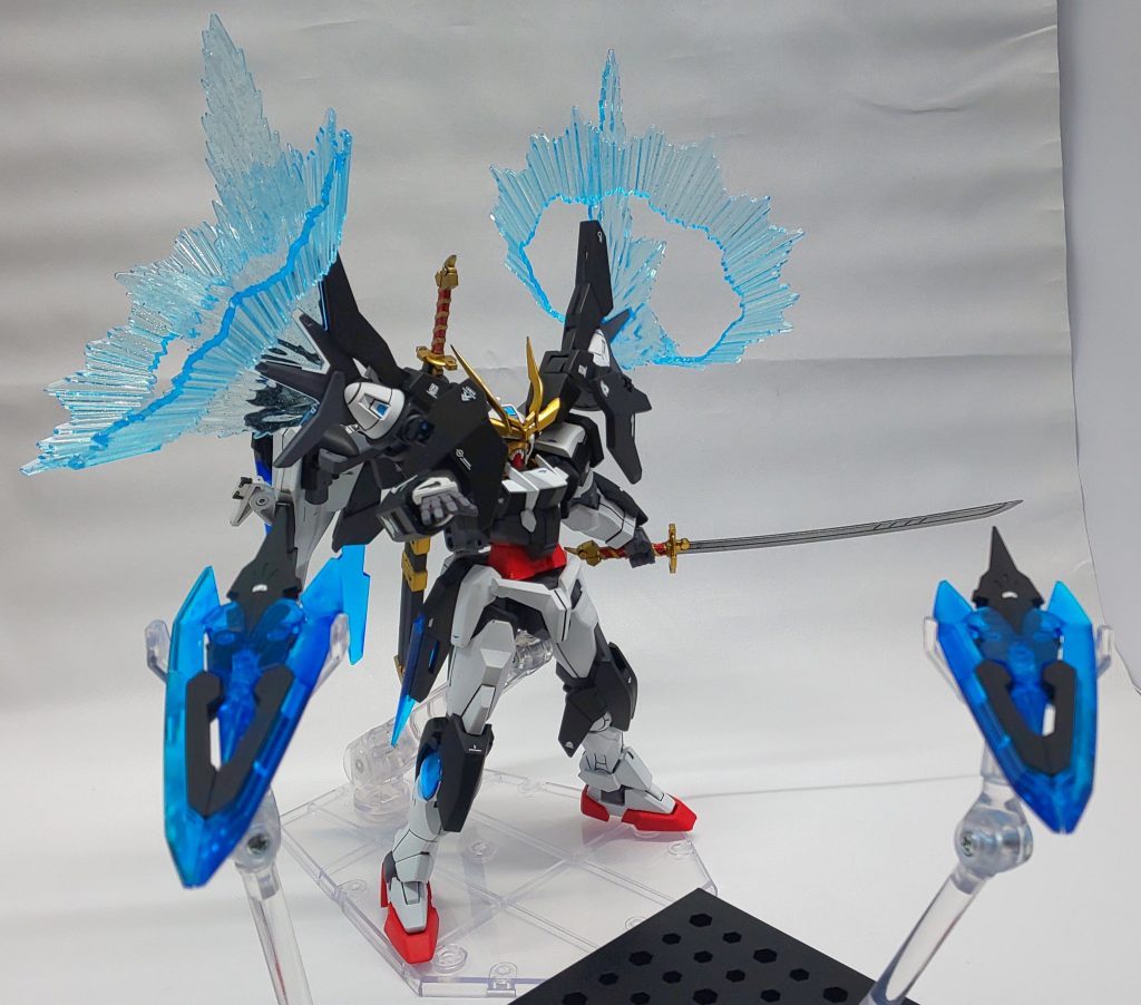 グラハムは好んで使用しませんが、それでも必要とあらばGNソードビットも使用します。ELSと同化した事で、彼の脳量子波も強化されているのです。