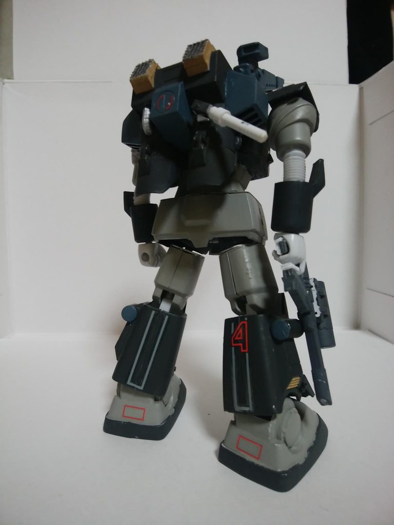 バックショット
 サーベルラックを増設しています。