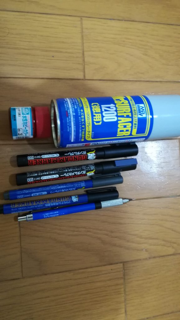 今回使用した塗料は、炭入れガンダム
マーカー(流し込みタイプと極細タイプ)、
炭入れ用シャープペン、Mr.hobbyの
水性ホビーカラーのレッド(赤)、
サーフェイサー、ガンダムマーカーの
ガンダムグレー、ガンダムメカグレーです。