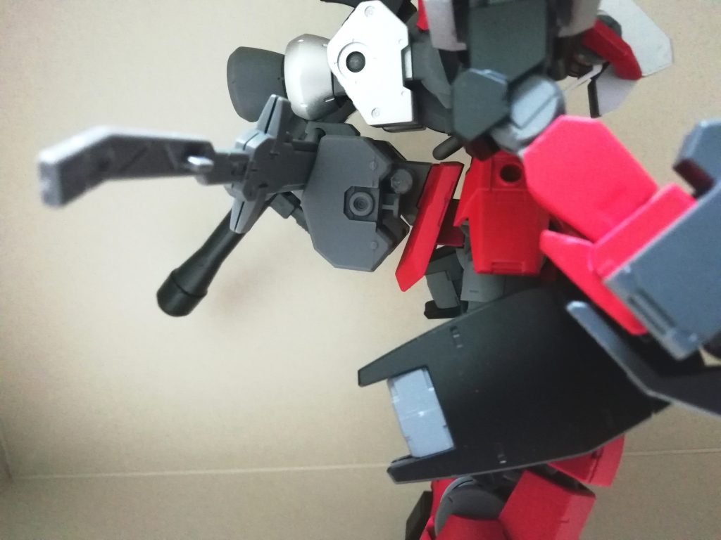 腰にマルチラックもといバトルブレードをマウントした図