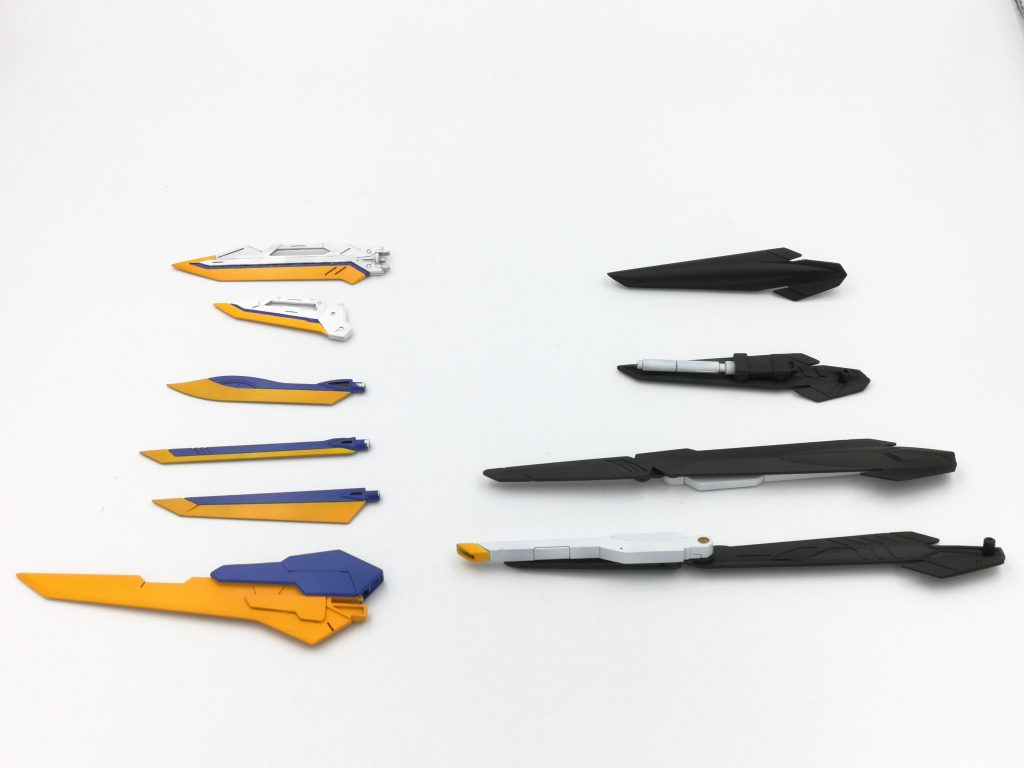 左がブルーフレームDのような「ソードドラグーン」。
右が元のブレイドドラグーンを改造した「ガンブレイドドラグーン」で、遠距離射撃も可能となりました。