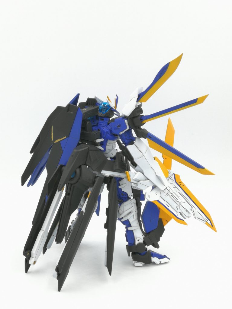 元のノーネームを生かしながら製作したいと思い右半身をXコネクトのようにナイトロを発動出来る「ソードドラグーン」を、左半身をDエクステンションとBスマートガンの要素を合わせた「アクティブウィング」、ノーネームライフルはジェネレーターとして腰に配置してみました。

また右腕のガントレッドも「ガントレッドヴルッフ」として改良しています。ソード形態ではビームコーティングが施されており、ビームサーベルよりも強力。ライフル形態ではBスマートガンに匹敵する威力があります。

塗装はブルーフレームをイメージしました。