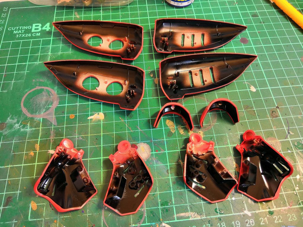 内側を黒にするため、なかなかマスキングは大変でした。