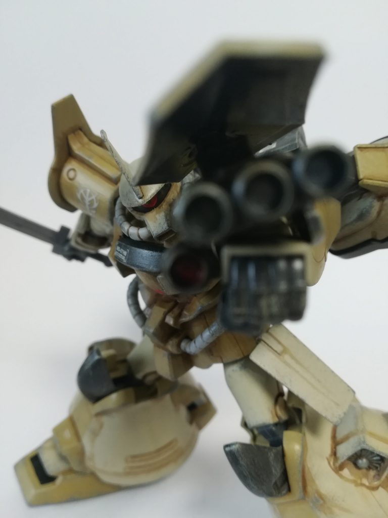 ## 3連装35mmガトリング砲
従来のグフに装備されていたバルカン砲に変わる外付けの火器。給弾はマガジン式になっている。