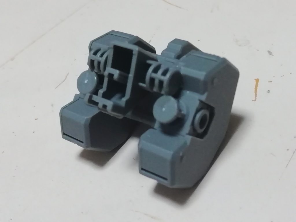 1/100版のオリジナルギミックとしてマルチラックを改造して腰にバトルブレードをマウントできるようにしました。
これは後々HG版にも逆輸入する予定です