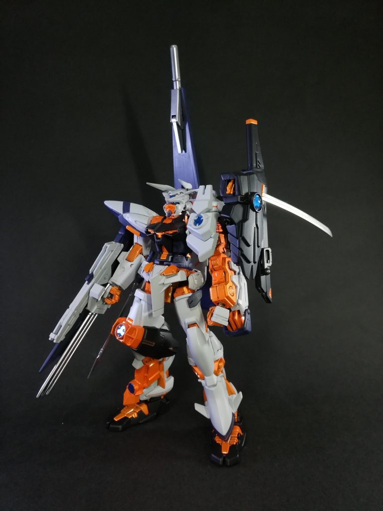 戦国アストレイと天ミナをミキシングしたら天国だろうな!!という安直なネーミング妄想から始まった機体。
アストレイ特有のフレームの色は赤と金が混じったら多分オレンジだろうな!ということでメタリックオレンジにしました。