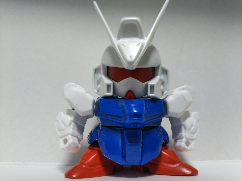 ショックガンダムから移植した頭部は耳や頬に手を加えてVガンダムの形に。肩と腰も小さく詰めています。