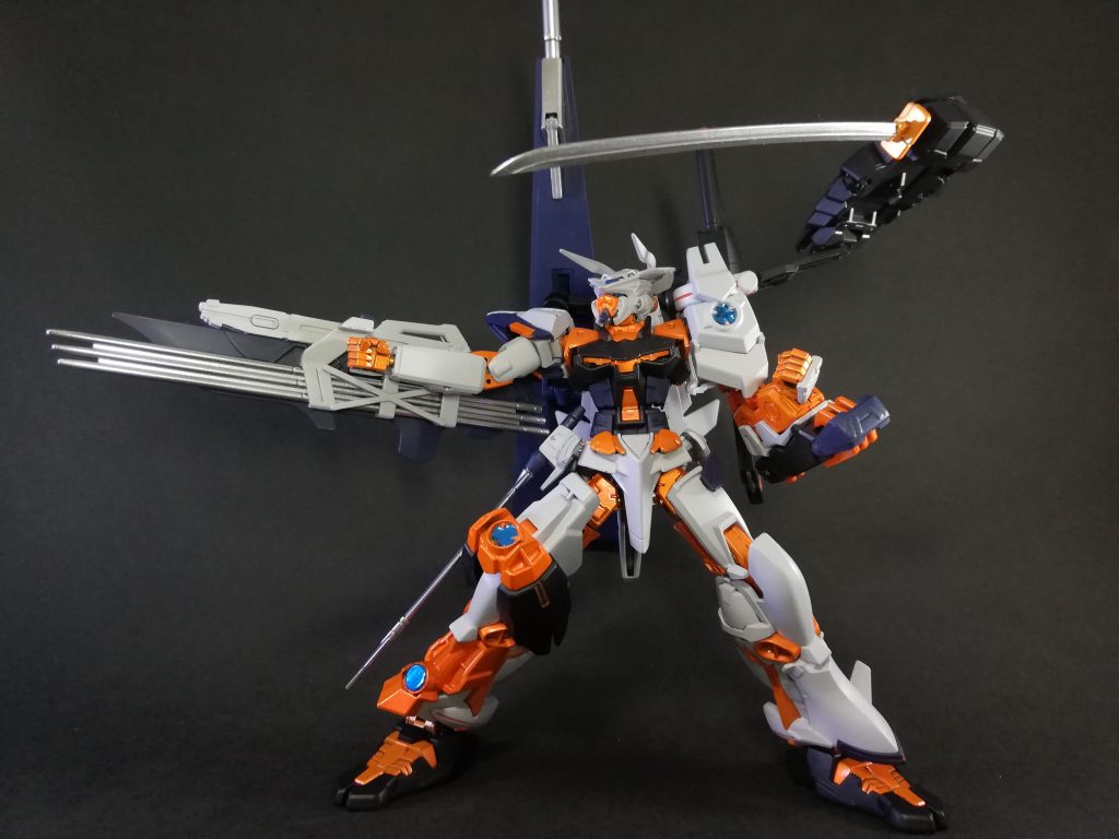 武装も基本的に戦国アストレイと天ミナから拝借したものとなります。
メインは右腕にトリケロス改、左肩にサムライソード。