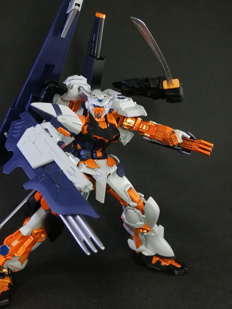 サブウエポンとして右腰にトツカノツルギ、左腕にツムハノタチを取り付けております。