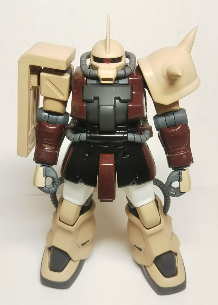 正面から。塗装はタン・ブラウン・ブラックで仕上げています。