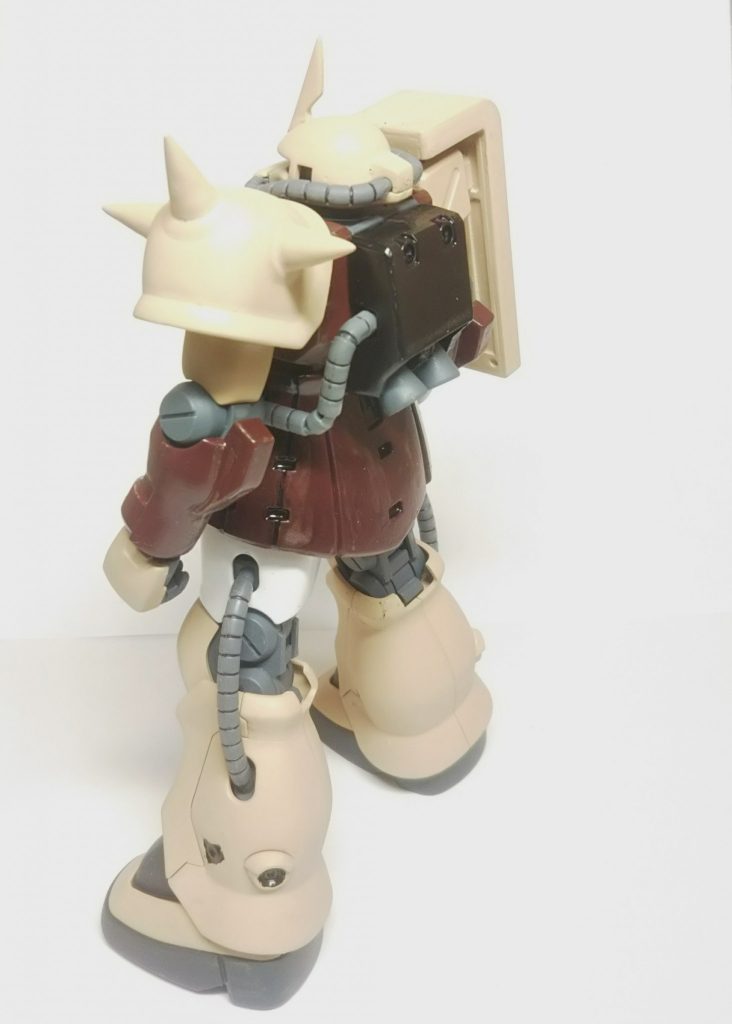 後ろから。バックパックもブラックです。