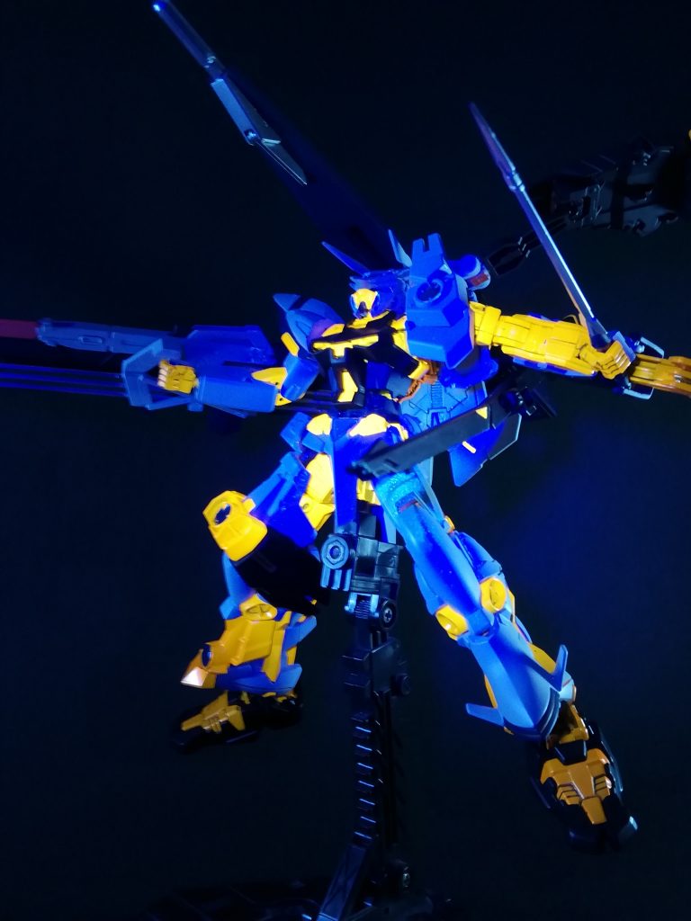 メタリックオレンジ部分は蛍光塗料を塗っているのでブラックライトで光ります。
アストレイのフレームで一度やってみたかったんだ…!