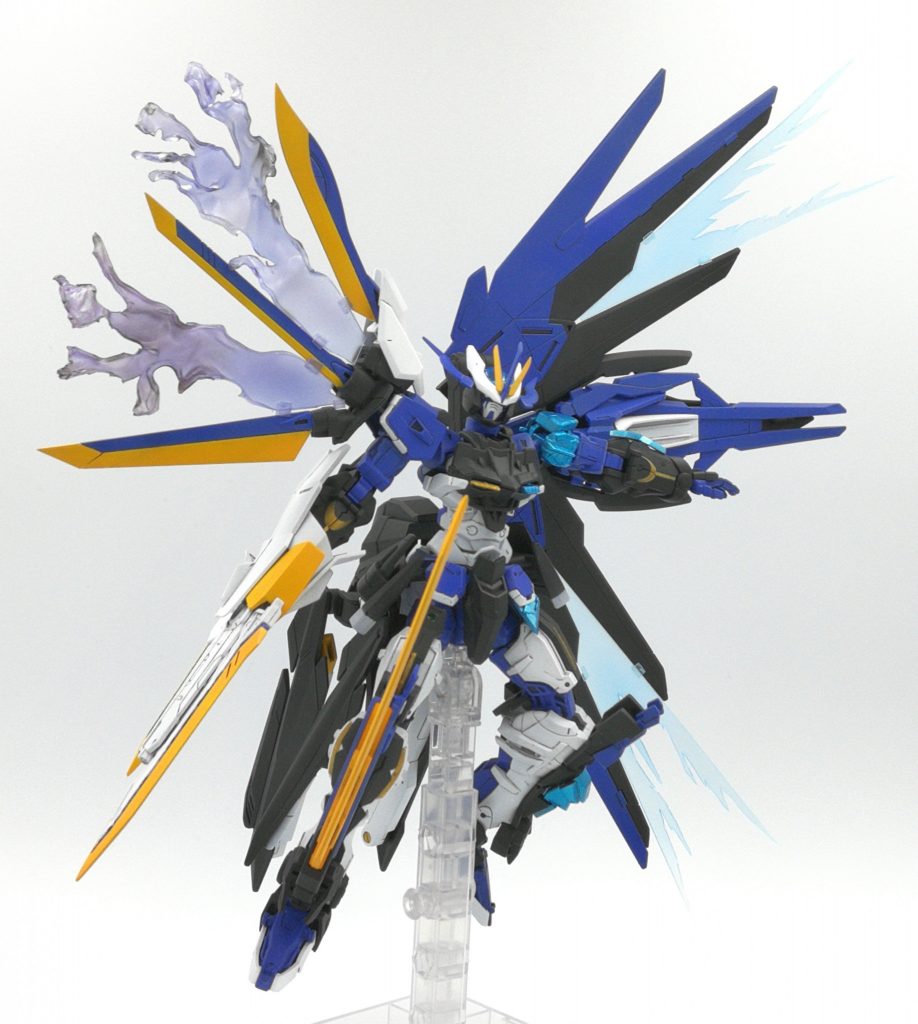 アクティブウィングと頭部アンテナを後方に展開させた真の姿！！

アクティブウィングはストライクフリーダムのようなヴォワチュールデュミエール機能があるので、高速で移動が可能です。こちらも透明プラ板でエフェクトを製作。