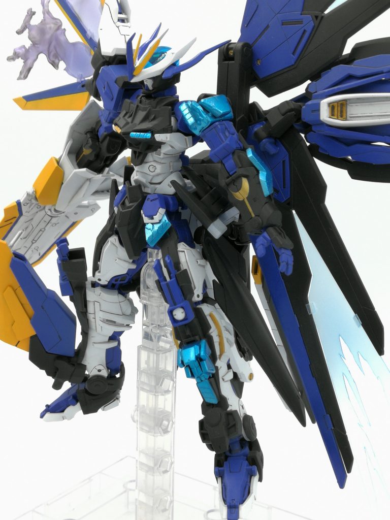 「ノーネームの追加装甲の下は実はサイコフレームだった」という設定で製作してみました。個人的にこのアイデアは気に入っています(*^^*)