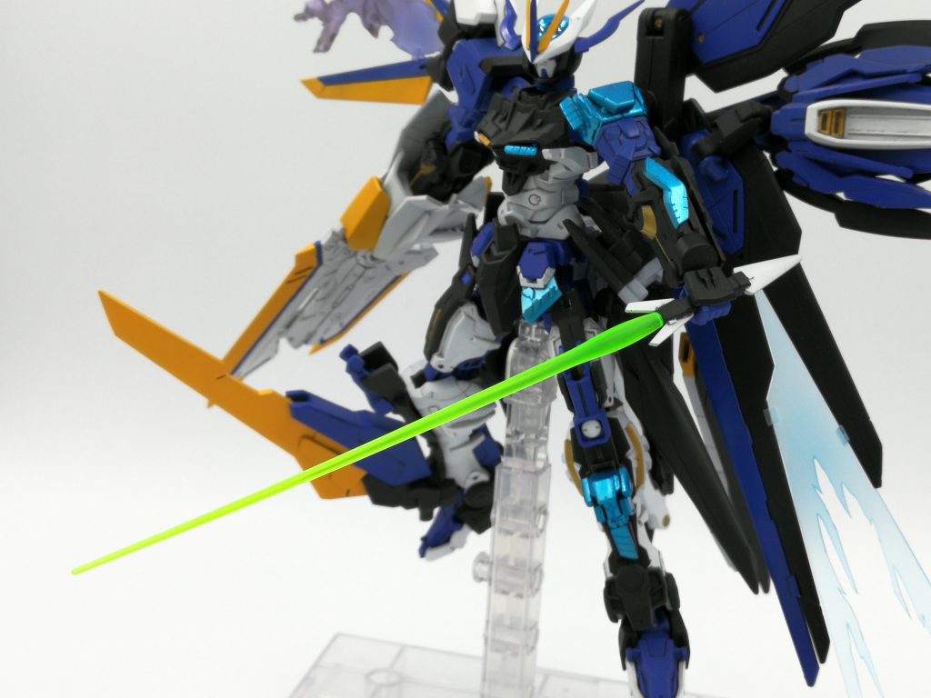 特徴的なビームサーベルもそれっぽく製作してます。背中に収納可能です。