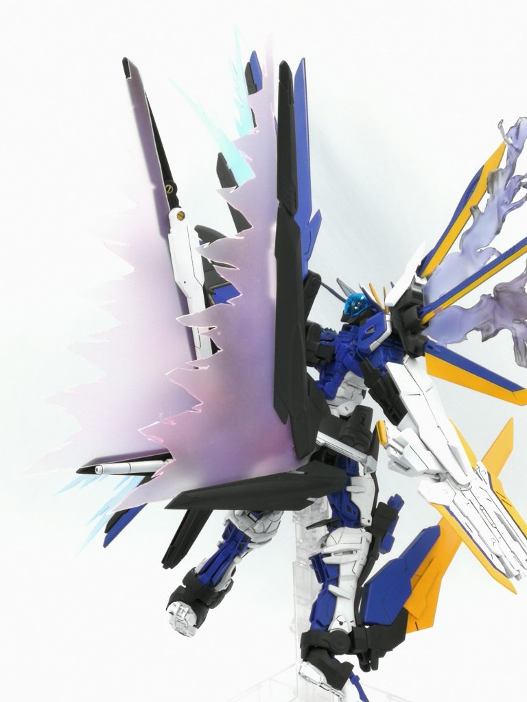 さらにジェネレーターとして改造されたノーネームライフルからは「光の翼」が発動可能！これにより異次元な機動が可能です。
こちらのエフェクトも透明プラ板で製作しました。