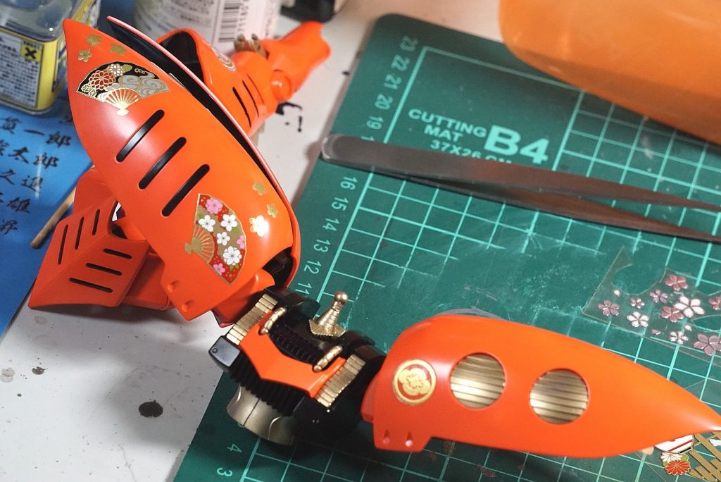 蒔絵風シールや、ネイルスタンプで絵を入れていきました。
ネイルスタンプはかなり難易度高かったです。ちょっと使いにくいかなぁ…
とどめに親の敵のようにクリアー吹いて完成です。